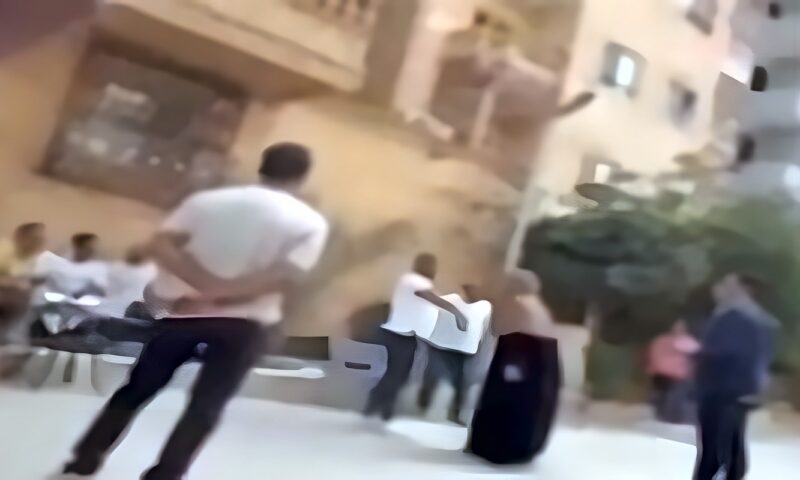بسبب قرار إزالة.. تفاصيل مشادة سيدة مع مسؤول في حي المقطم