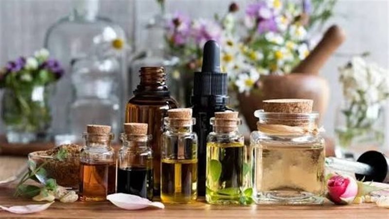 من النعناع والقرنفل إلى الورد والقرفة.. عالم بالبحوث الزراعية يكشف أسرار الزيوت العطرية.. 4 صور لوجودها داخل النبات.. و3 طرق لاستخلاصها وفوائدها