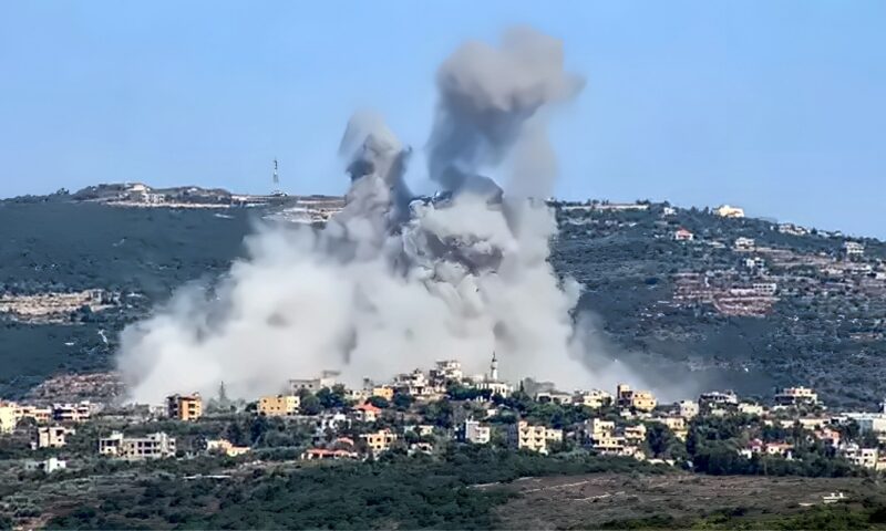 جيش الاحتلال يشن قصفا مدفعيا وغارات جوية على جنوب لبنان