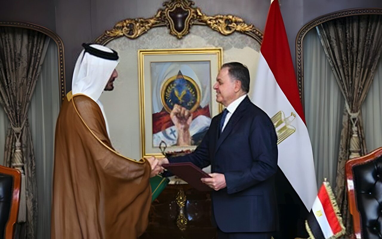 وزير الداخلية ونظيره القطري يوقعان مذكرة تفاهم لمكافحة الجريمة (صور)