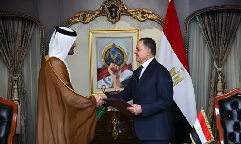 وزير الداخلية ونظيره القطري يوقعان مذكرة تفاهم لمكافحة الجريمة (صور)