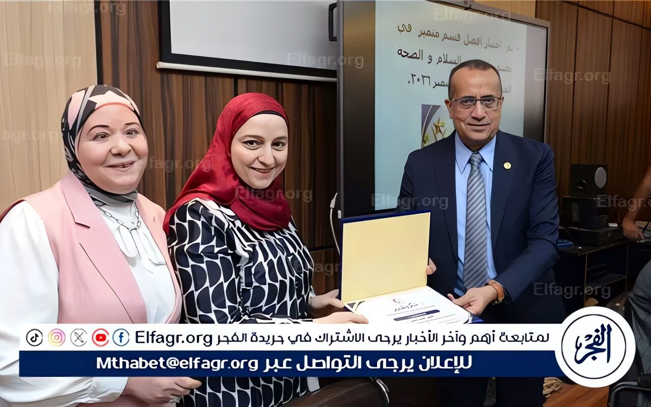 عميد طب أسيوط يكرّم أربعة أقسام بالكلية لتميزها في تطبيق معايير السلامة والصحة المهنية