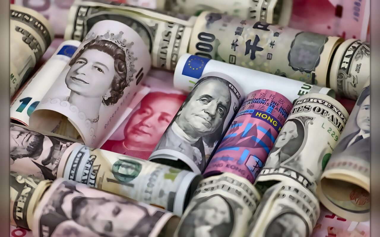 سعر الدولار يتجاوز 52 جنيهًا.. تعرف على أسعار العملات الأجنبية أمام الجنيه