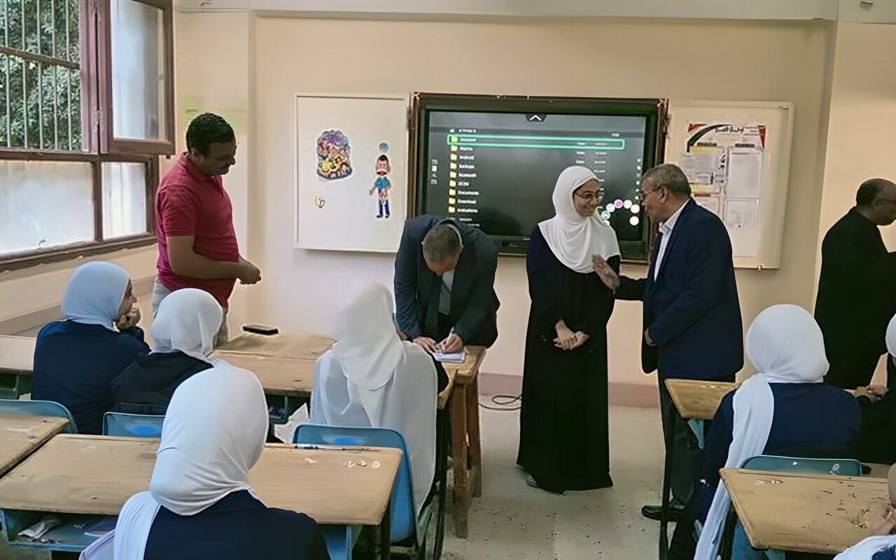 مدير تعليم أسيوط يمنح طالبات صدفا الثانوية بنات مكافأة مالية لتفوقهن
