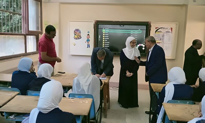مدير تعليم أسيوط يمنح طالبات صدفا الثانوية بنات مكافأة مالية لتفوقهن