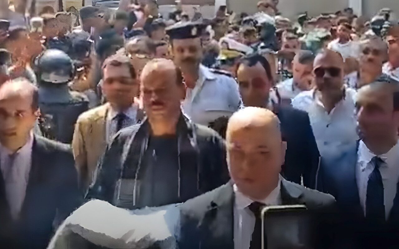 إتمام الصلح بين عائلتين في أسيوط بتقديم الكفن (فيديو)
