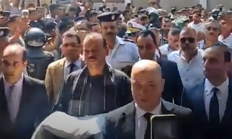 إتمام الصلح بين عائلتين في أسيوط بتقديم الكفن (فيديو)