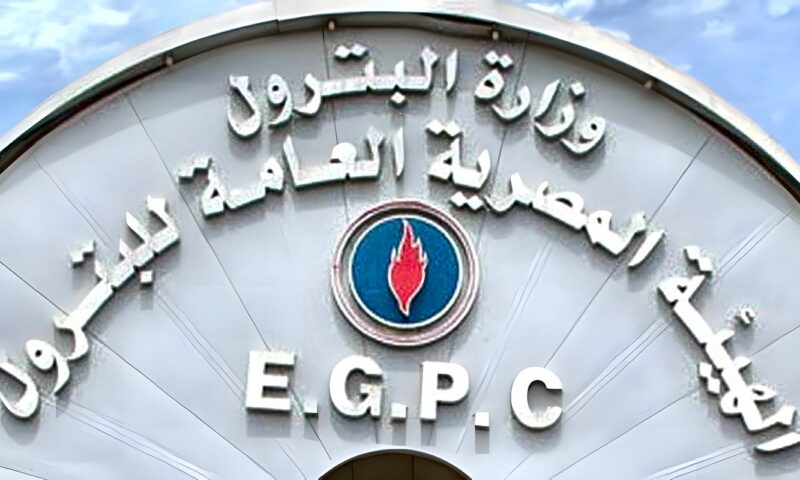 أول رد من الوزارة على ضبط مسؤولين في شركات بترول بتهمة تلقي رشوة