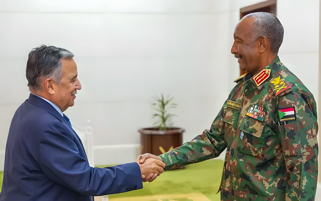 نبيل فهمي يلتقي رئيس مجلس السيادة الانتقالي السوداني في الخرطوم