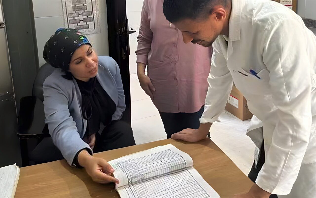 صحة قنا تتابع انتظام العمل بوحدة المراشدة الصحية وتحيل مسؤول المعامل للتحقيق