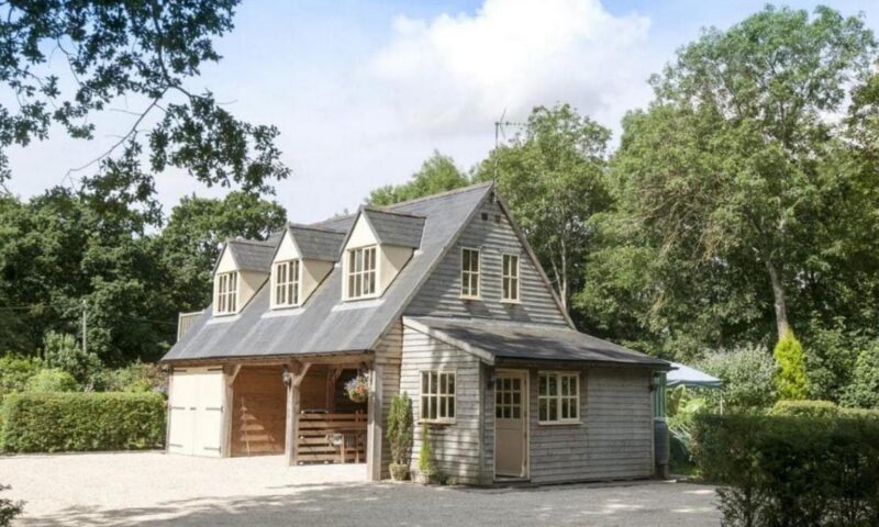 ضريبة القصور تضرب عقارات بريطانيا الفاخرة.. فرص بيع المنازل الأغلى تهبط للنصف
