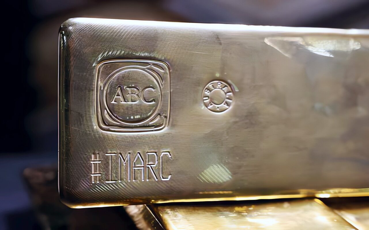 الذهب يهبط 1% مع تقييم الأسواق لمؤشرات المركزي الأمريكي بشأن الفائدة