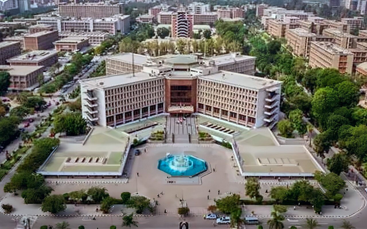 بعد دعوى عبد المولى العاجلة، 4 أسماء وخبرات متقاربة تخوض سباق الرئاسة بجامعة أسيوط