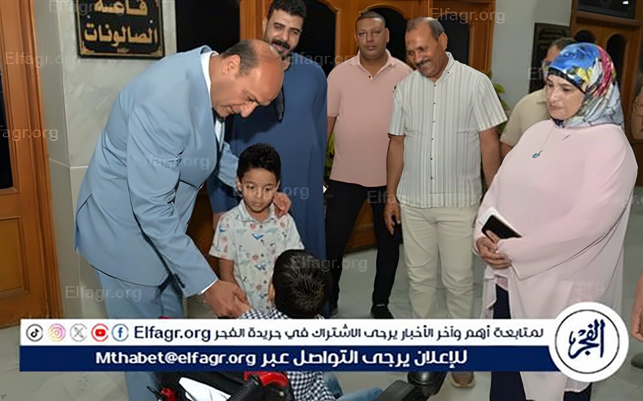 محافظ أسيوط يستجيب لطلب طفل من ذوي الهمم ويسلمه كرسيًا متحركًا كهربائيًا لمساعدته على الحركة