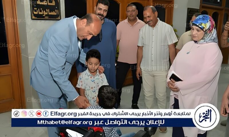 محافظ أسيوط يستجيب لطلب طفل من ذوي الهمم ويسلمه كرسيًا متحركًا كهربائيًا لمساعدته على الحركة