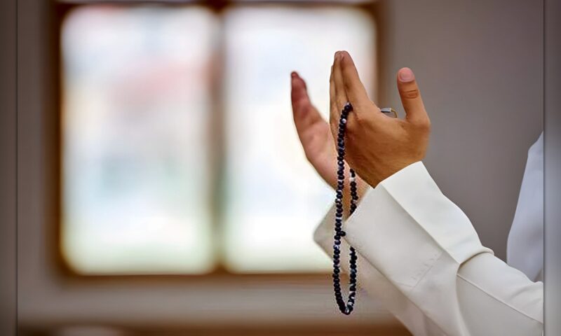 حكم الدعاء بـ «يا ساتر» و«يا ستار».. وهل يجوز نداء الله تعالى بهما؟