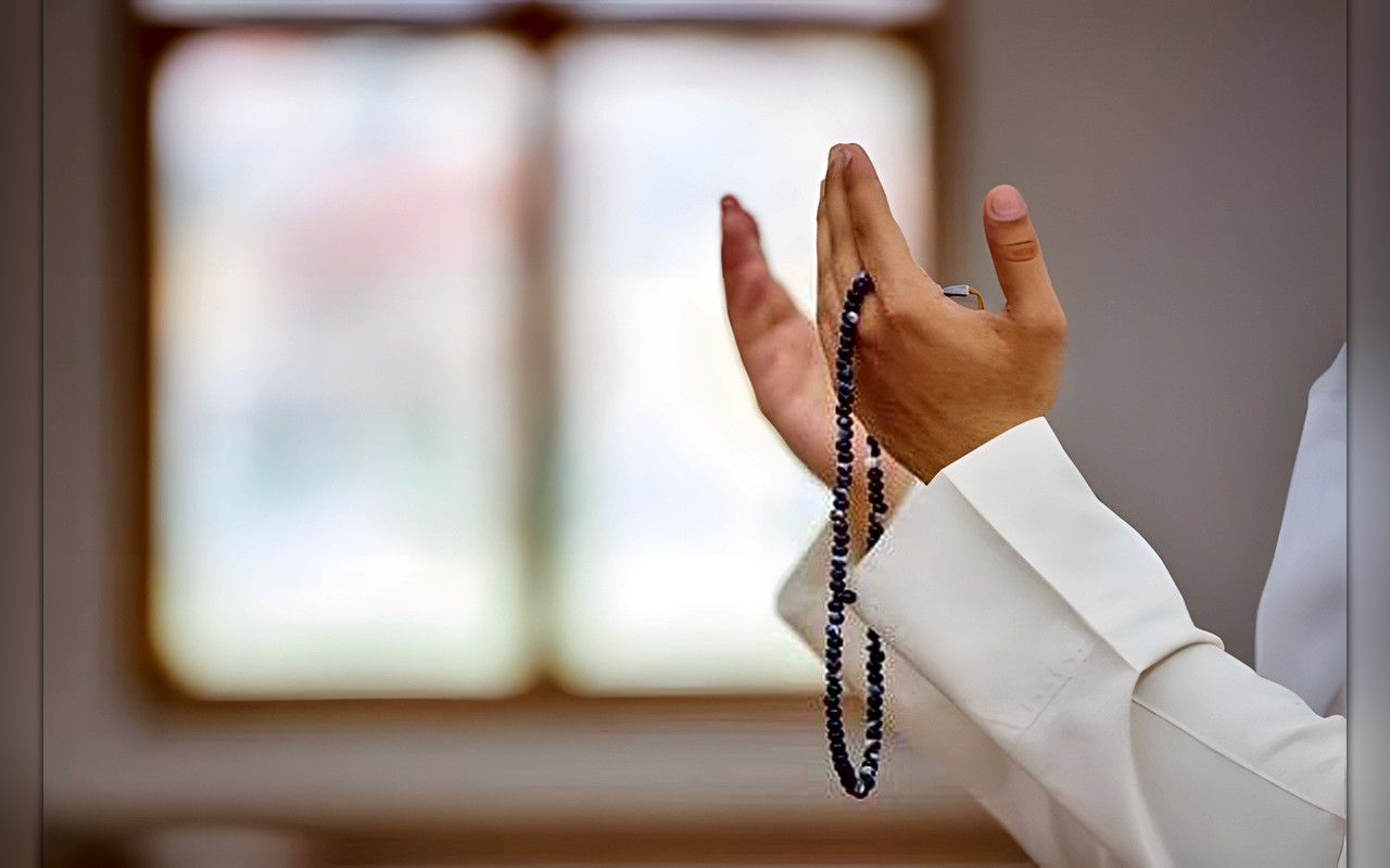 حكم الدعاء بـ «يا ساتر» و«يا ستار».. وهل يجوز نداء الله تعالى بهما؟