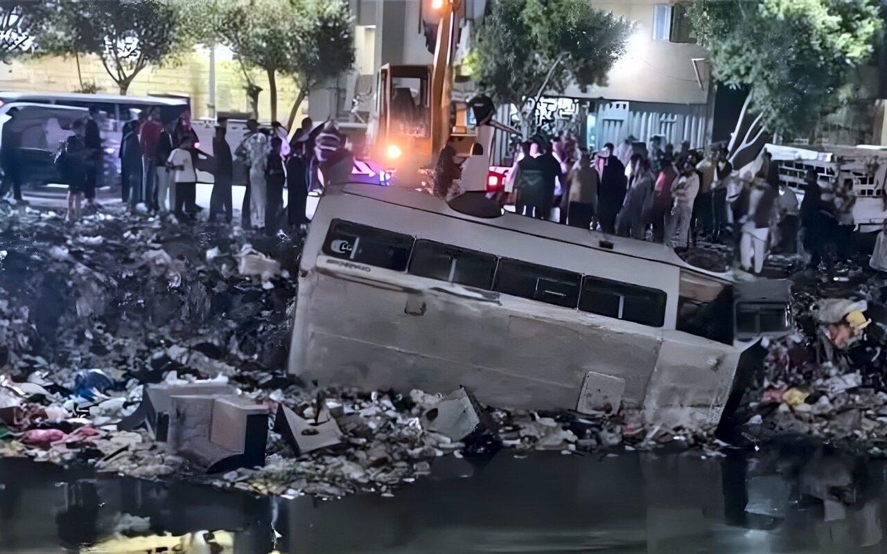انقلاب أتوبيس في ترعة الشرقاوية بشبرا الخيمة أثناء ركنه.. والأهالي يطالبون بإقامة سور للحماية