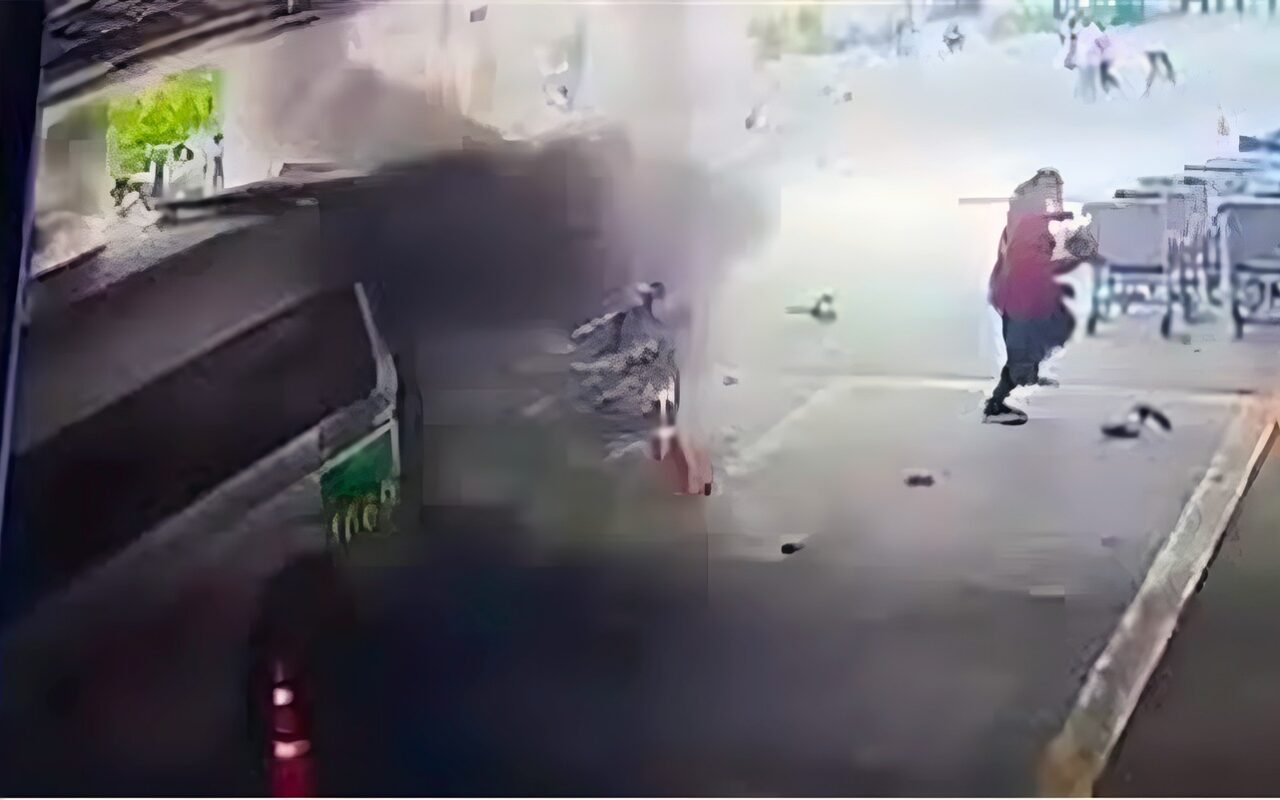 مصرع وإصابة 14 شخص إثر انفجار أسطوانة أكسجين داخل سيارة إسعاف بباكستان