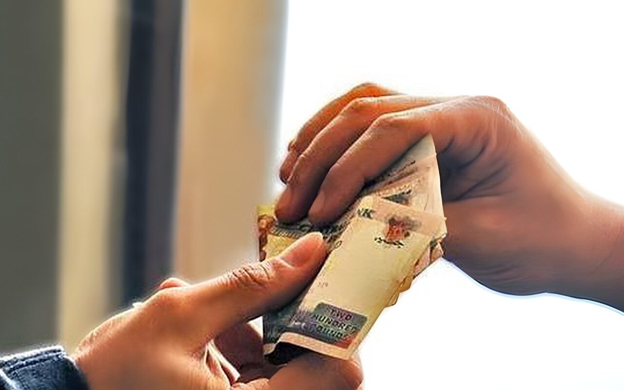 حكم إلزام الأب ابنه بالتصدق .. الإفتاء توضح
