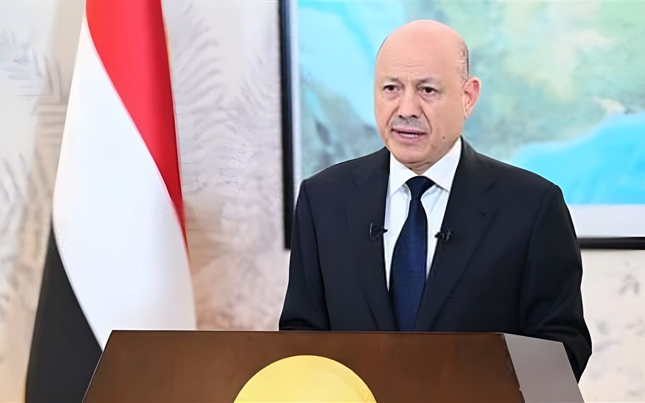 “فجر اليمن”.. العليمي يعلن عملية عسكرية لتحرير صنعاء وإنهاء سيطرة الحوثيين