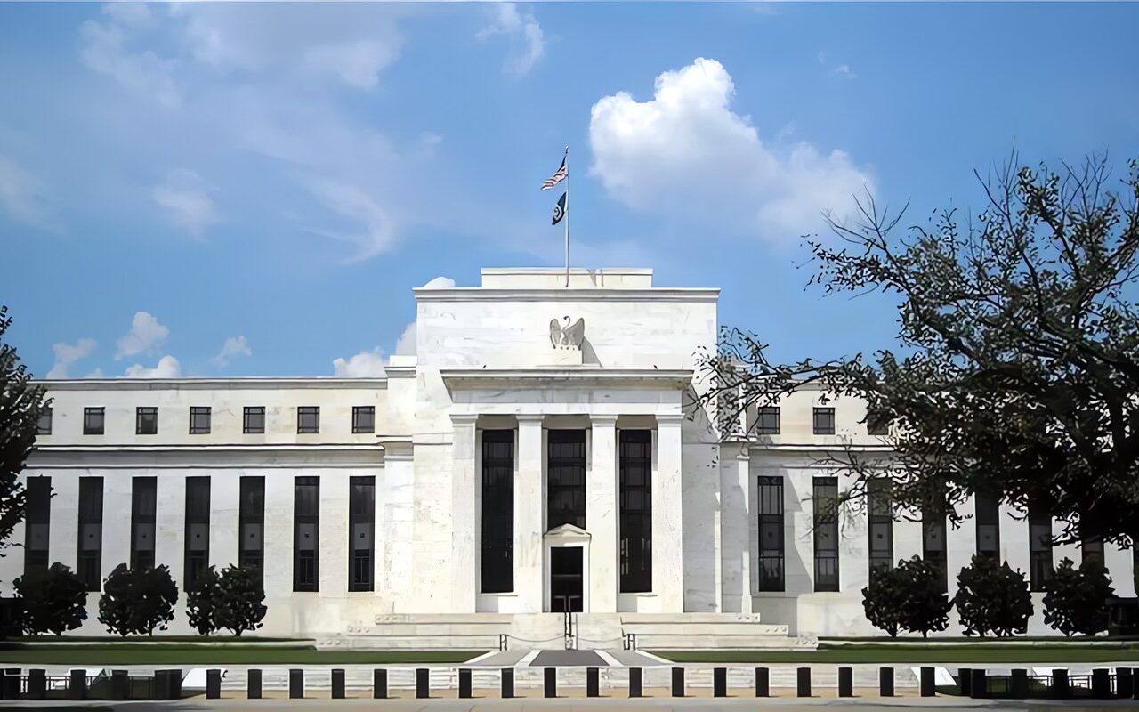 الفيدرالي الأمريكي يفضل التريث في مواجهة التضخم رغم تثبيت أسعار الفائدة