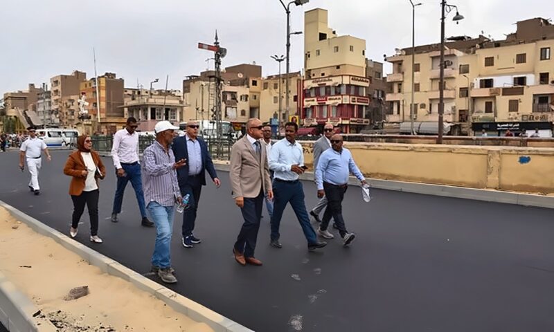 محافظ الأقصر يتابع أعمال الرصف بمنطقة غرب السكة الحديد