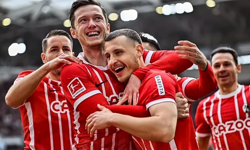 فرايبورج يفوز على شالكة 2-1 في الدوري الألماني