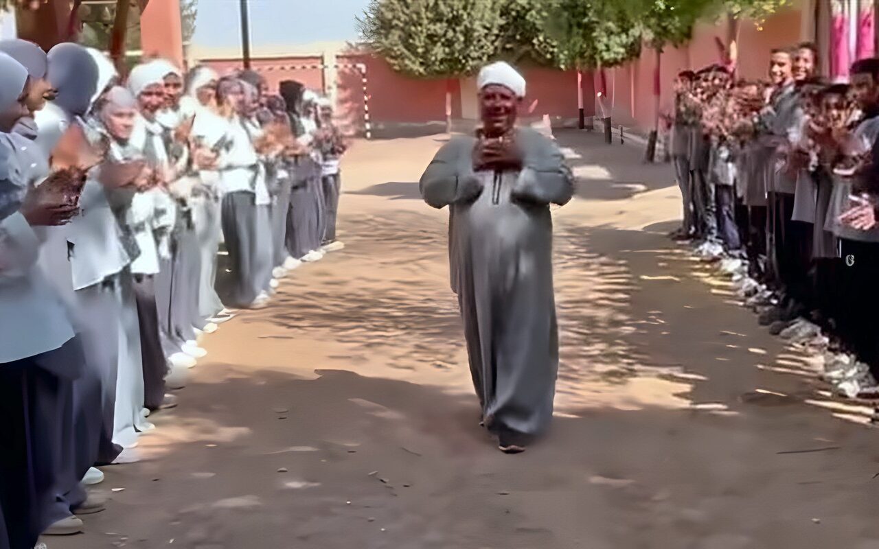 طلاب مدرسة عزبة مهران بملوي يودعون العم عارف بممر شرفي (فيديو)