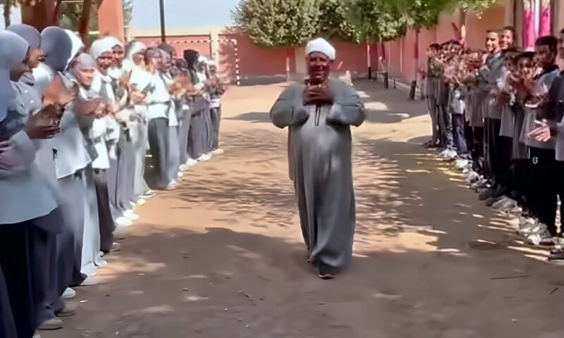 طلاب مدرسة عزبة مهران بملوي يودعون العم عارف بممر شرفي (فيديو)