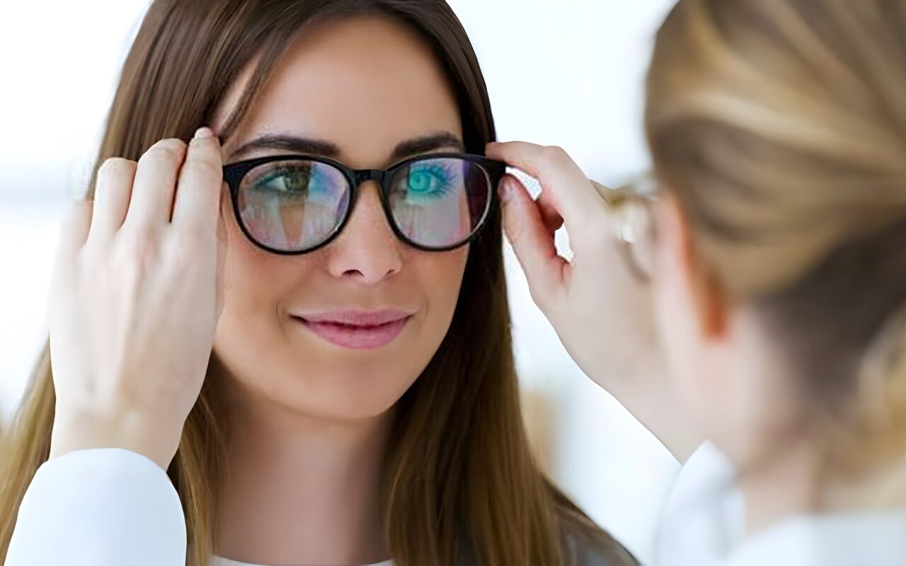 الصحة: عدم ارتداء النظارة الطبية يسبب الصداع وإجهاد العين