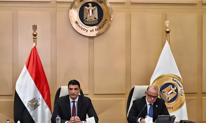 وزيرا الصناعة والاستثمار يبحثان مع منتجي الحديد ومصانع الدرفلة تحديات القطاع وسبل التغلب عليها