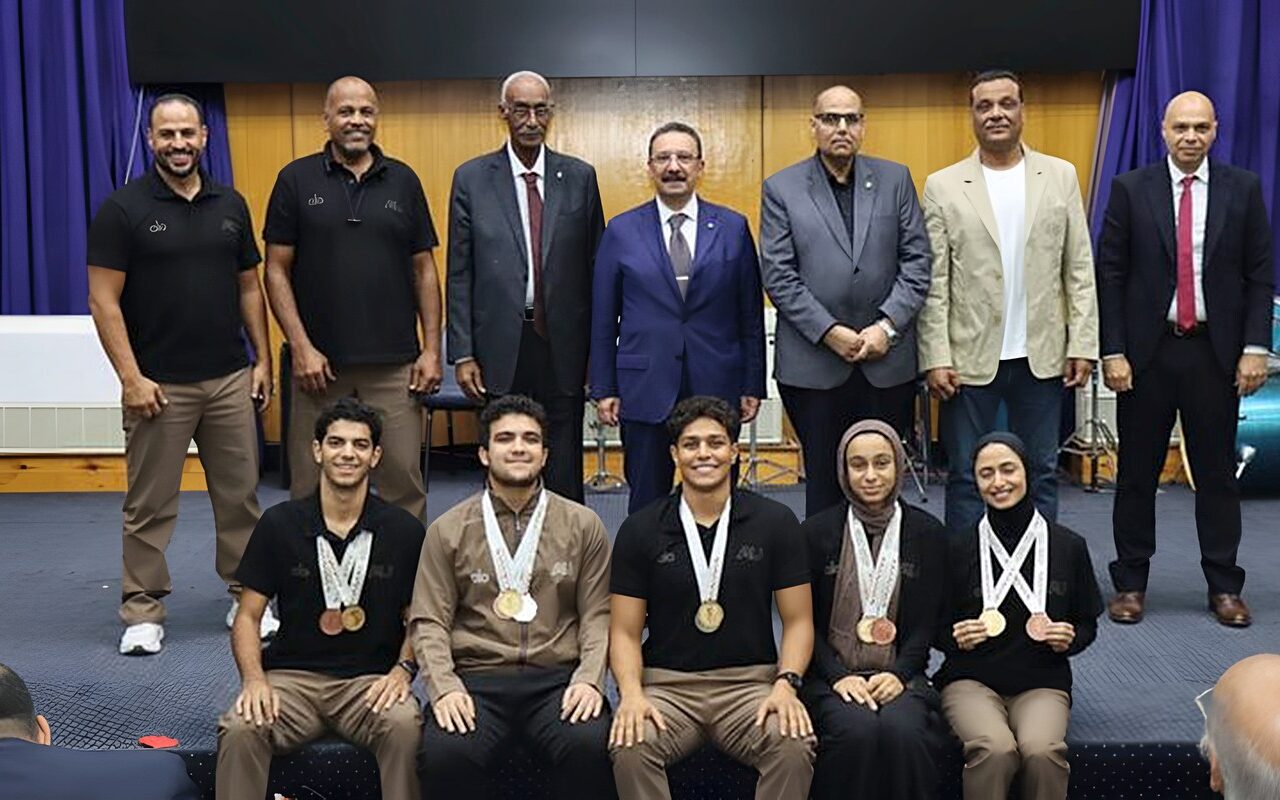 رئيس جامعة الإسكندرية يكرم الطلاب الفائزين في البطولات الجامعية