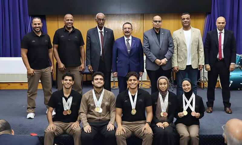 رئيس جامعة الإسكندرية يكرم الطلاب الفائزين في البطولات الجامعية