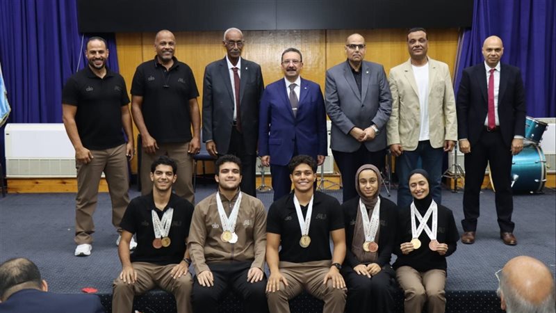 رئيس جامعة الإسكندرية يكرم الطلاب الفائزين في البطولات الجامعية