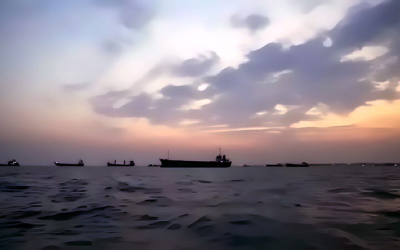 مصادر يمنية: “الحوثي” تزرع ألغامًا في باب المندب واستهداف محطة رادار بجبل النبي شعيب