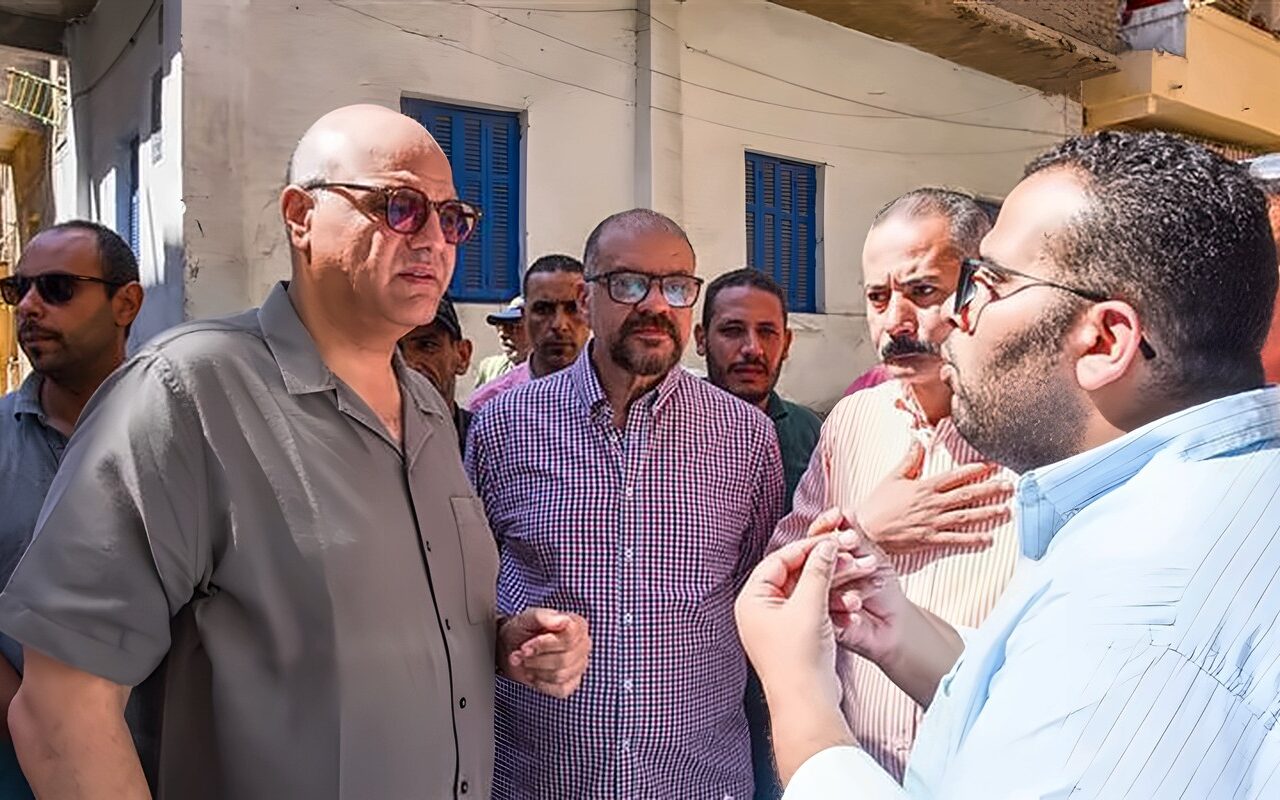 سكن مؤقت ودعم تعليمي واجتماعي، محافظ الإسكندرية يتفقد عقاري لامبروزو والمازني ويطمئن الأسر المتضررة