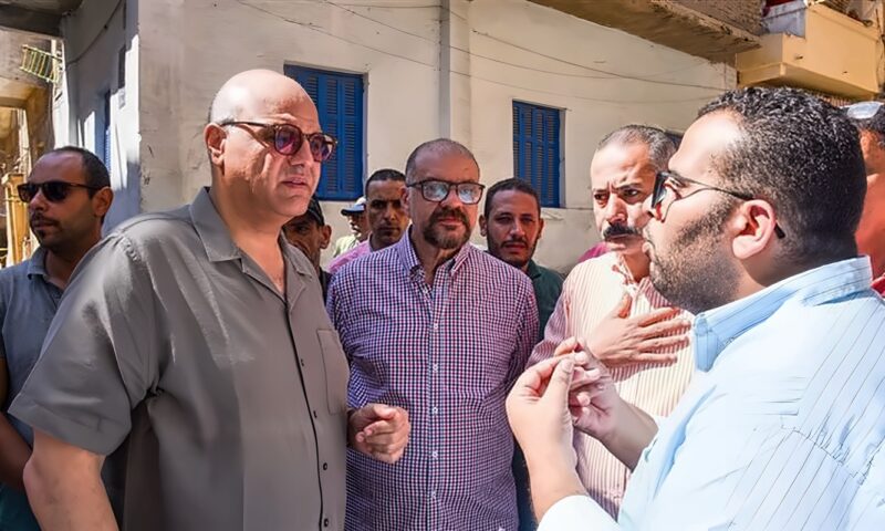 سكن مؤقت ودعم تعليمي واجتماعي، محافظ الإسكندرية يتفقد عقاري لامبروزو والمازني ويطمئن الأسر المتضررة