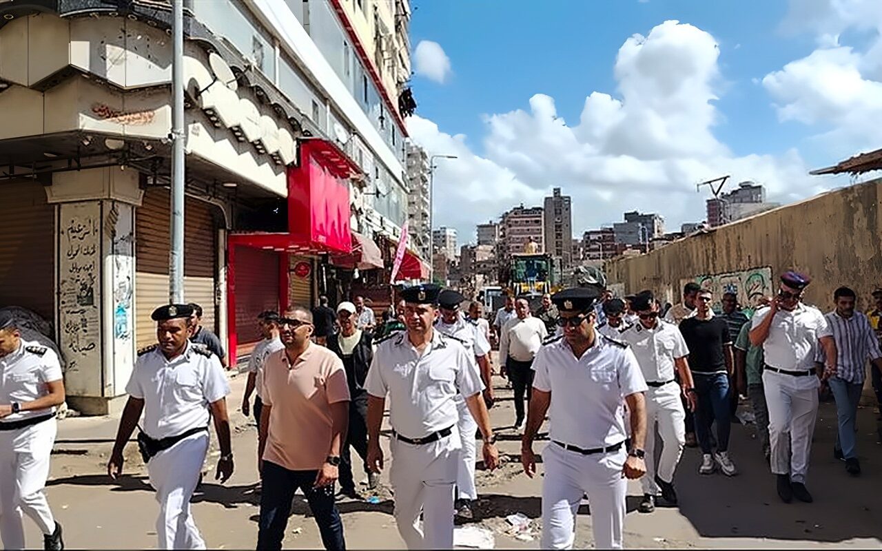 حملة مكبرة لرفع الإشغالات بشارع المعهد الديني في الإسكندرية