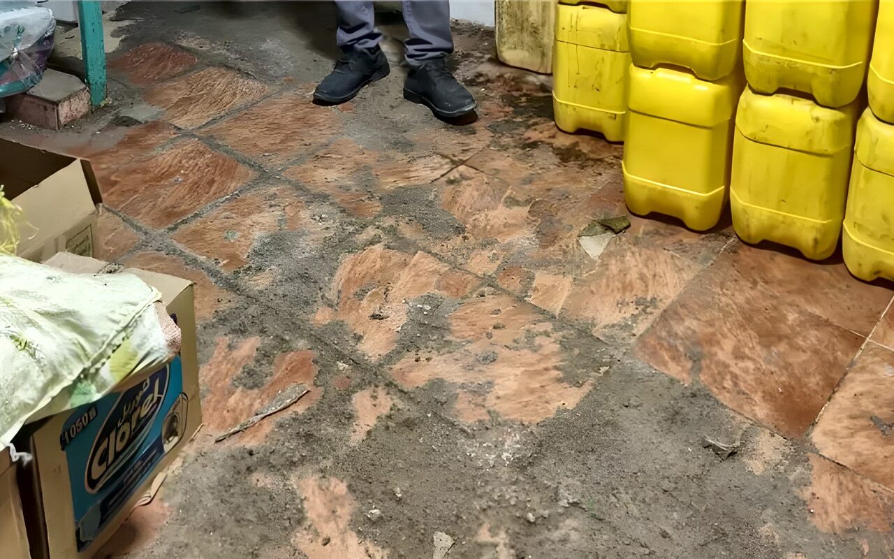 ضبط 750 لتر زيت طعام مجهول المصدر داخل مخزن بالإسماعيلية