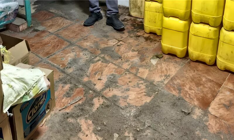 ضبط 750 لتر زيت طعام مجهول المصدر داخل مخزن بالإسماعيلية