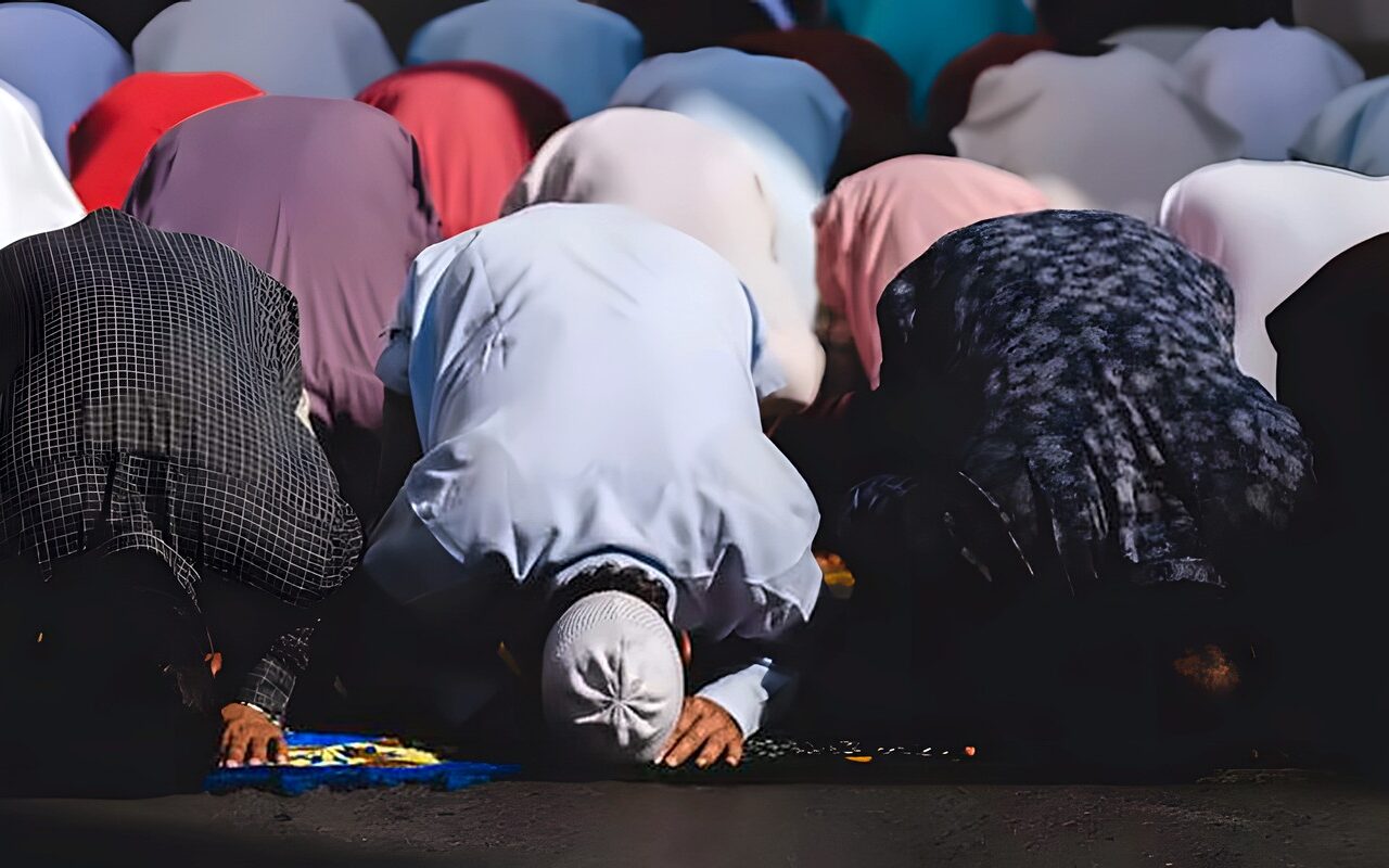 هل صلاة الجماعة للرجال بالمساجد فرض عين أم كفاية؟ الإفتاء توضح اختلاف الفقهاء