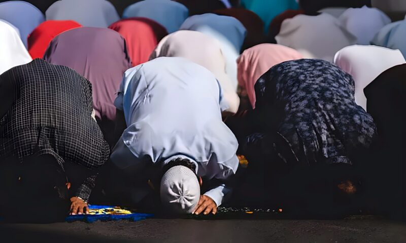 هل صلاة الجماعة للرجال بالمساجد فرض عين أم كفاية؟ الإفتاء توضح اختلاف الفقهاء