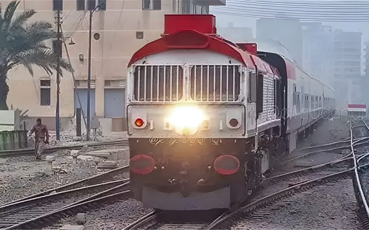 يتسع لـ 492 راكبا، 4 خدمات تقدمها السكك الحديد بقطارات التالجو (إنفوجراف)