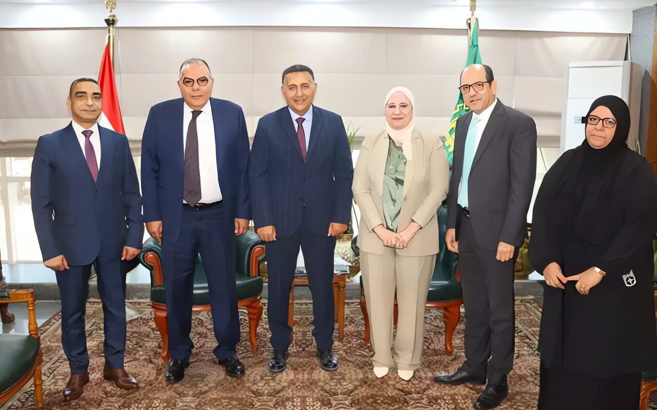 محافظ القليوبية يستقبل قيادات البنك الزراعي لتوزيع 1000 كوبون مواد غذائية بقيمة 500 ألف جنيه على الأسر الأكثر احتياجًا