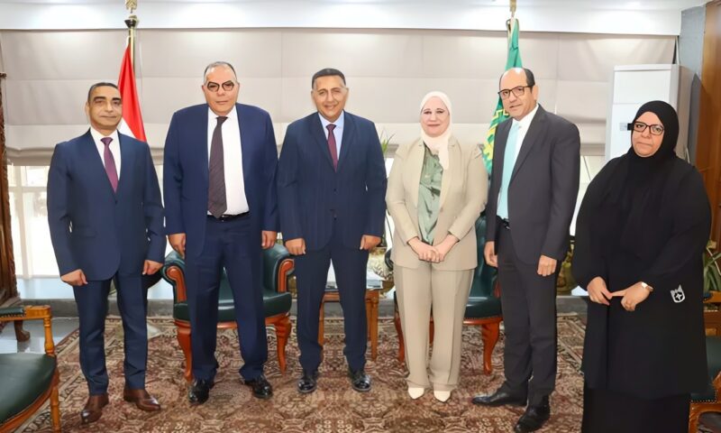 محافظ القليوبية يستقبل قيادات البنك الزراعي لتوزيع 1000 كوبون مواد غذائية بقيمة 500 ألف جنيه على الأسر الأكثر احتياجًا
