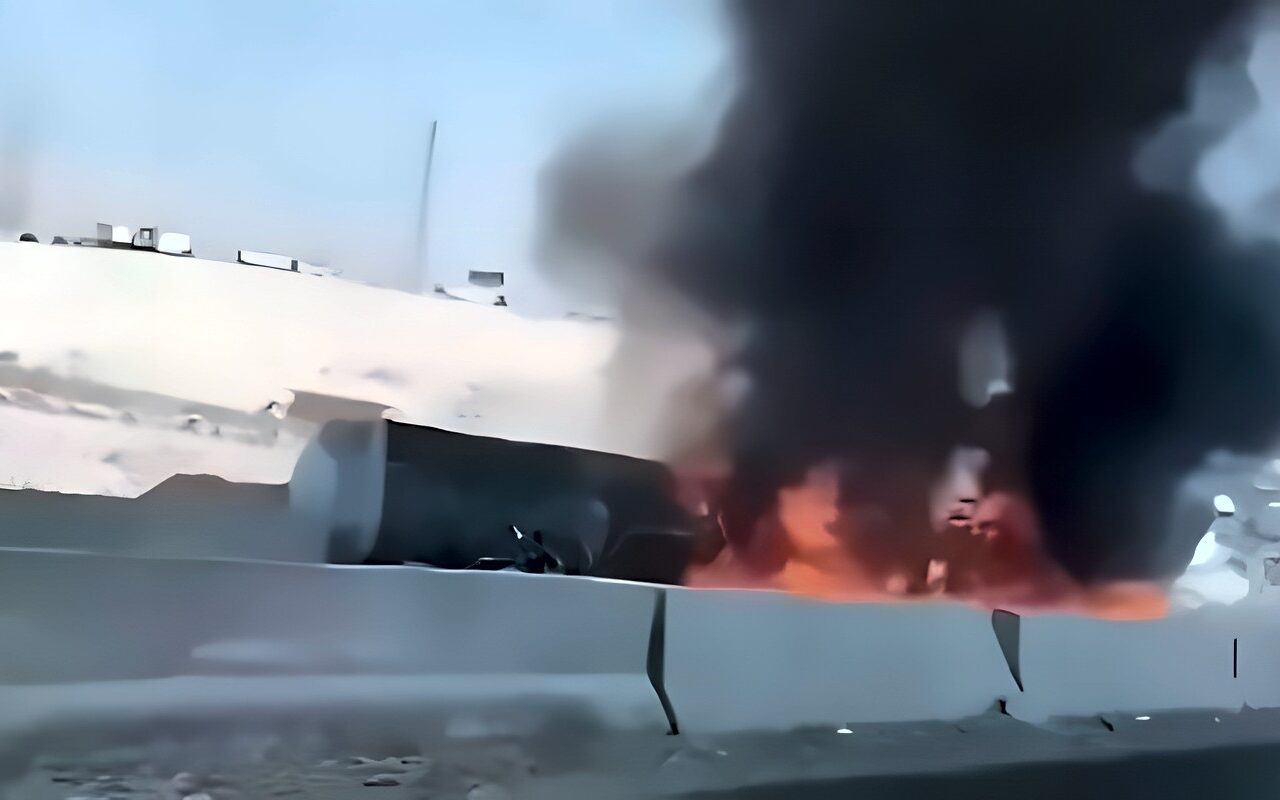 تفحم سيارة نقل التهمتها النيران أعلى الطريق الأوسطي