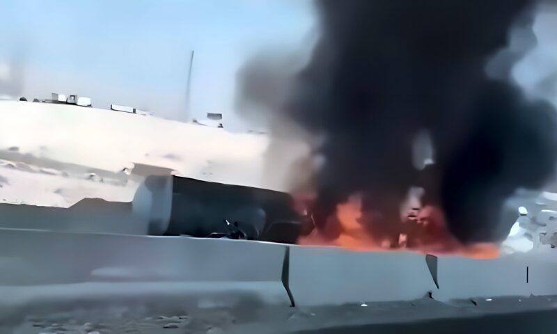 تفحم سيارة نقل التهمتها النيران أعلى الطريق الأوسطي