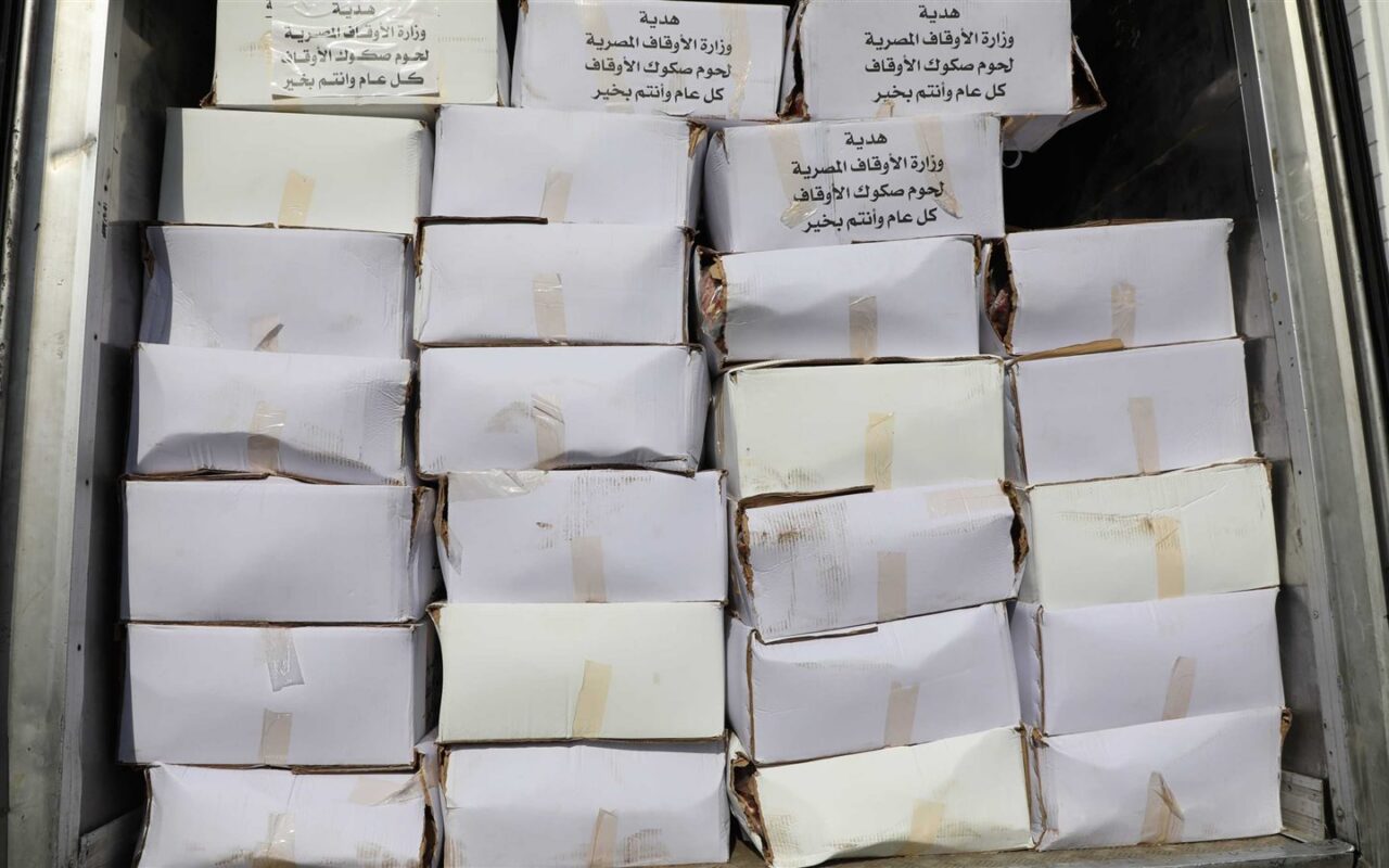 الأوقاف توزع 200 طن من لحوم صكوك الأضاحي على الأسر الأولى بالرعاية