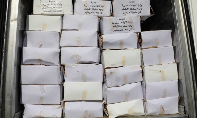 الأوقاف توزع 200 طن من لحوم صكوك الأضاحي على الأسر الأولى بالرعاية